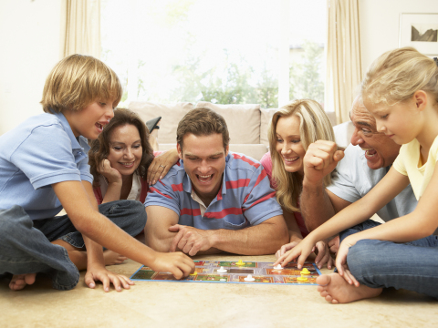 Family_Playing_Board_Game (1)